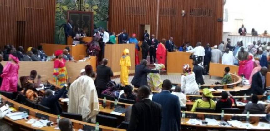 Assemblée nationale : Du jamais vu ! Les gendarmes au sein de l'hémicycle (Photos) 9 parrainage une bagarre eclate a l 039 assemblee nationale 1026180 1 - Senenews - Actualité au Sénégal, Politique, Économie, Sport