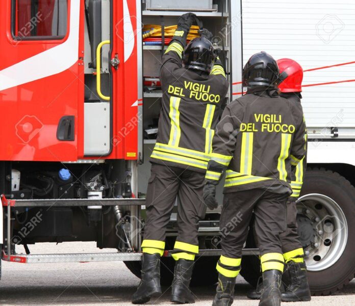 32592300 pompiers italiens travaillant pres du camion de pompiers lors de la manipulation d urgence - Senenews - Actualité au Sénégal, Politique, Économie, Sport